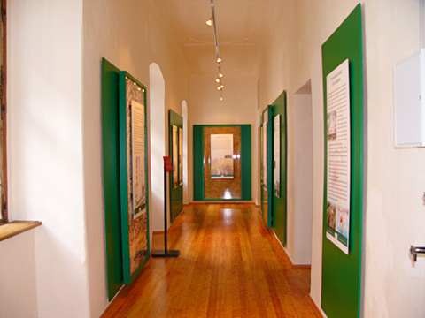 Eingangsbereich mit groflchigen Infotafeln