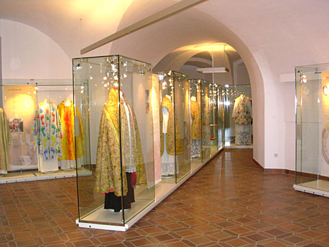 Ausstellungsraum mit Blick in das Turmzimmer mit fertig aufgebauter Ausstellung