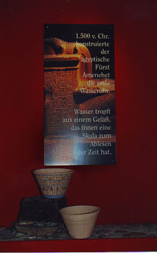 Nachbau einer gyptischen Wasseruhr mit Informationstafel